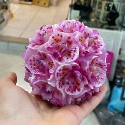 Candela orchidee grande tante orchidee realizzano una sfera sui colori del rosa, la candela è in cera lavabile